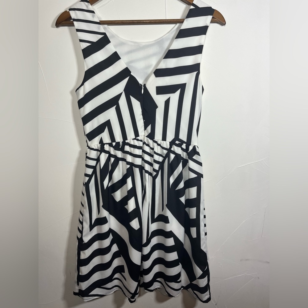 Everly Black & White Abstract Striped Cocktail Dress SZ Small - Picture 4 of 12